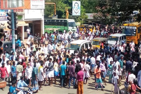 Aggrieved relatives of slain fisherman lay siege to Ramanathapuram Government Hospital on Wednesday