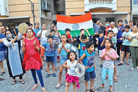 Kids joined the elderly in the city to applaud the service of health workers