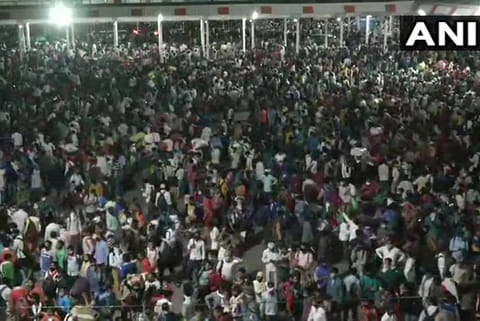 Amid coronavirus risk, thousands of migrants throng Delhi Bus Terminal to return home