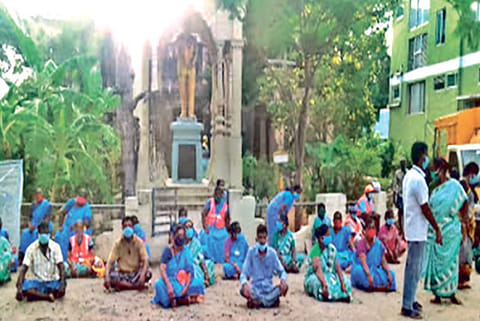Sanitary workers protest in front of Chengalpattu municipality