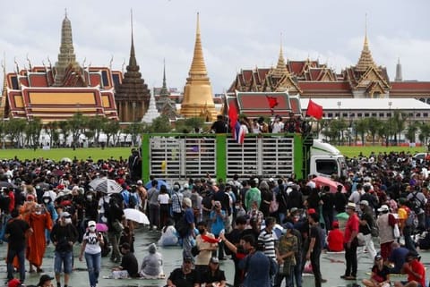 Thousands rally in Thai capital against government