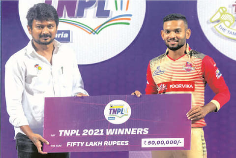 CSG skipper Kaushik Gandhi (right) receives the TNPL winner?s cheque from MLA Udhayanidhi Stalin