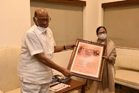 WB CM Mamata Banerjee meets NCP Chief Sharad Pawar (Image Source: Twitter)