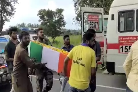 Ambulances carrying victims meet with minor accident