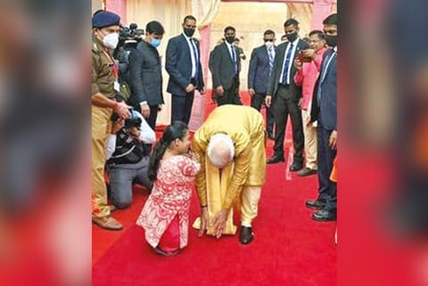 PM Modi?s humble gesture shared with false angle