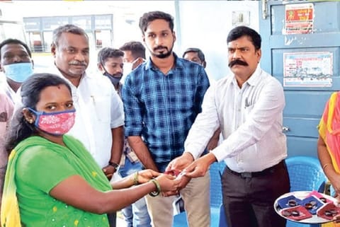 Vellore Corporation Commissioner Sankaran handing over a gold coin to a ward 24 resident