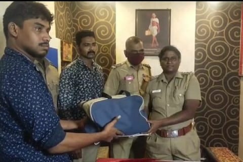 Saravanakumar handing over the jewel bag to Cops