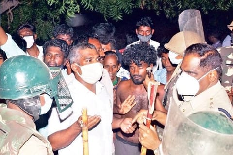Superintendent of Police N Manivannan pacifying the agitating crowd at Mullai Nagar