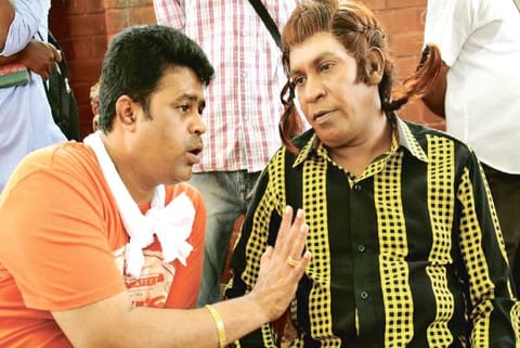Suraj and Vadivelu while filming Kaththi Sandai