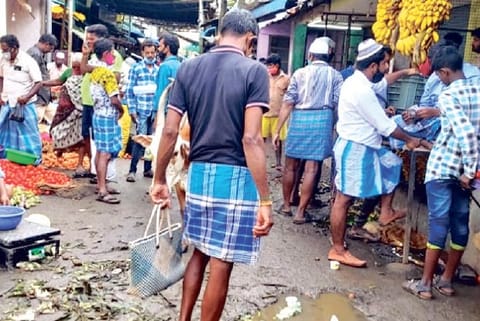 People without masks at the congested market in Pernambut