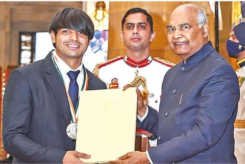 President Ram Nath Kovind (right) presents the Major Dhyan Chand Khel Ratna award to Neeraj Chopra