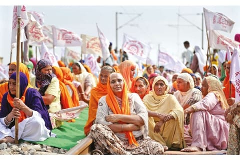 Farmers block railway tracks as part of Samyukt Kisan Morcha?s ?rail roko? protest
