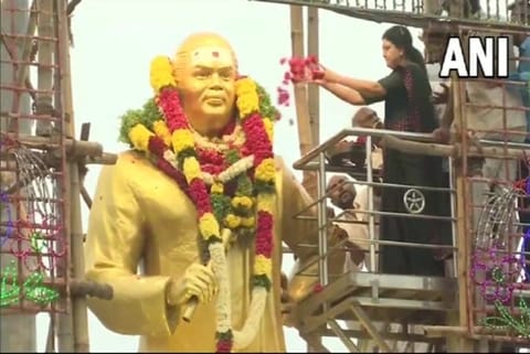 VK Sasikala pays tribute to Pasumpon Muthuramalinga Thevar (Photo: ANI)