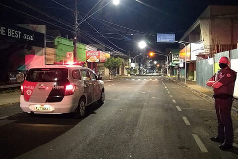A police officer stands guard in an empty street after a bank robbery in Brazil (Image credit: AFP)