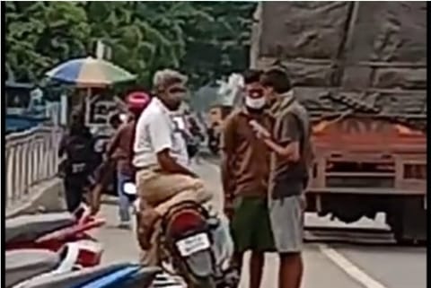 Screengrab of cop allegedly accepting bribe from truck drivers near VR mall