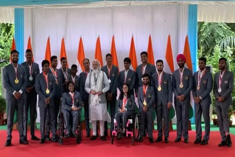 PM Modi with India's Tokyo Olympics Para athletes (Image source: IANS)