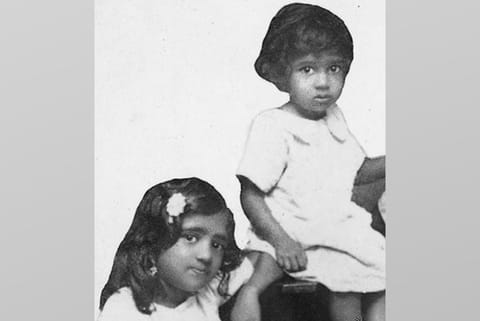 Lata Mangeshkar and Asha Bhosle (Image source: Instagram)