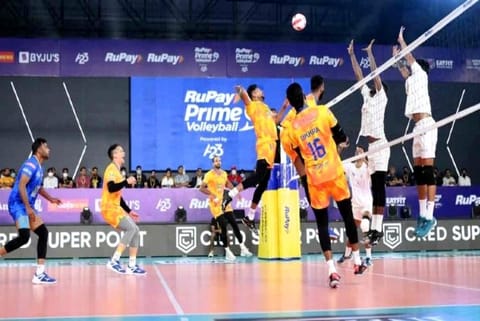 Action between Chennai Blitz (yellow) and Ahmedabad Defenders (Credit: IANS)