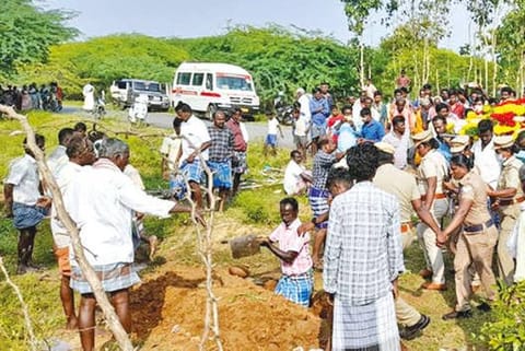 Pugalendhi?s body being brought for final rites in Pudukkottai on Tuesday