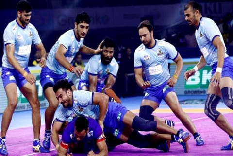 Tamil Thalaivas defense inflicted the first All Out on Dabang Delhi (Credit: Vivo Pro Kabaddi)