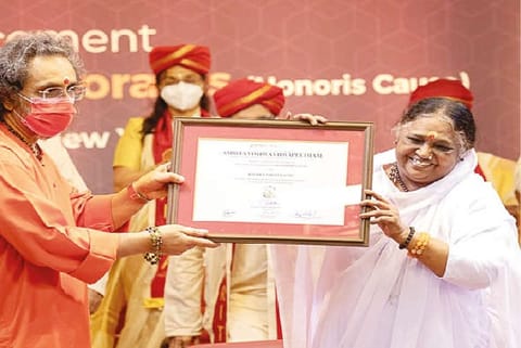 Spiritual leader Sri Mata Amirtanandamayi conferring Amrita University?s first Honorary Doctorate
