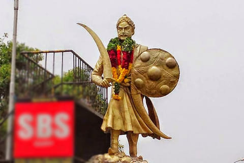 Statue of Azhagu Muthu Kone in Tirunelveli