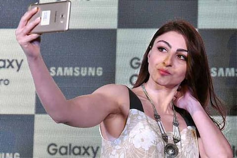 Soha Ali Khan taking selfie with the newly launched Samsung C9 Pro