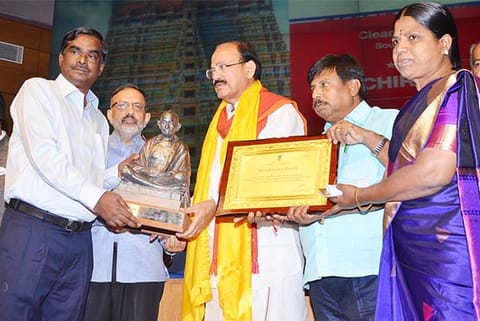 Tiruchy Corporation Commissioner N Ravichandran receiving award in New Delhi