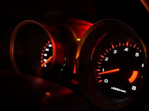 Many accidents occur when vehicles drive below the minimum permitted speed, particularly in the left lane, and fail to give way.