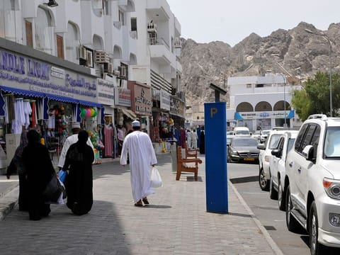 Oman: All foreign businesses must hire at least one Omani employee
