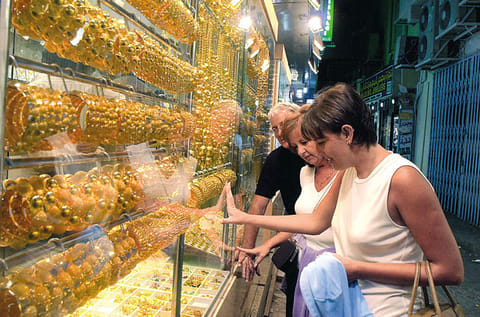 It's looking good by the day. The Dubai gold rate starts the new week by slipping again.