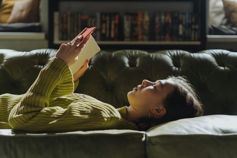 There is merit to both approaches: Speed reading promises efficiency, while slow reading emphasises deep understanding.