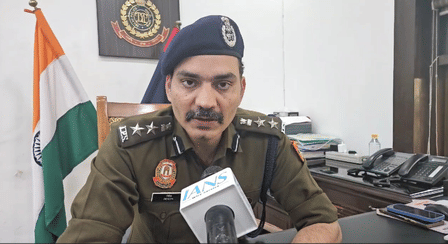 New Delhi: A 24-year-old man was stabbed to death in New Delhi area by his friend, a Swiggy delivery worker, who was trying to flee to Goa but was arrested within four hours of the blind murder, the Delhi Police said on Thursday.
Deputy Commissioner of Police, New Delhi, Devesh Kumar Mahla, told IANS that Rohit, 24, a vagabond who used to stay near Hanuman Mandir, was stabbed by Sher alias Kabir, 28, a resident of a slum in Bhalswa, and left to bleed near Mathura Road-Purana Quila intersection in Tilak Marg police station area on Wednesday afternoon.