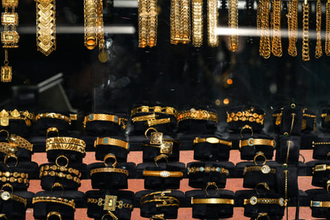 UAE gold climbs again as global tensions keep safe-haven demand firm.