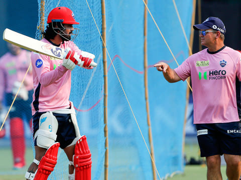 Delhi Capitals' assistant coach Matthew Mott in conversation with batsman KL Rahul.