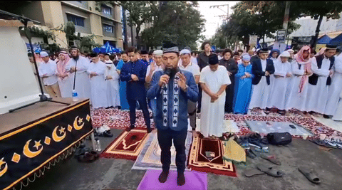Muslims gather for Eid Al Fitr prayers. Photo shows worshippers praying on Roxas Avenue in Davao City on Monday (March 31, 2025). The National Commission on Muslim Filipinos (NCMF) declared March 31, 2025 (Monday) as the official start of Eid Al-Fitr 1446 Hijrah celebrations in the Philippines.