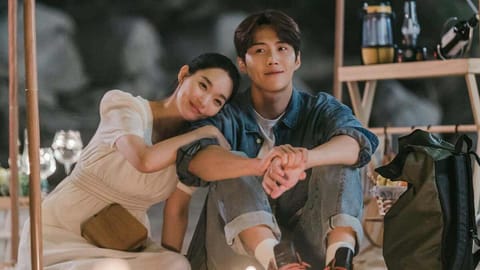 Kim Seon-ho and Shin Min-ah in Hometown Cha Cha Cha.