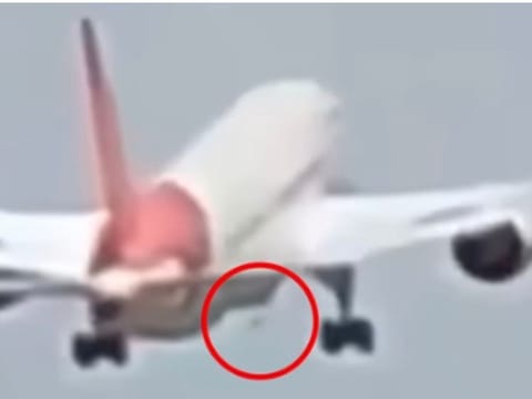 The ram air turbine (RAT, encircled) looks like a protrusion on the belly of the aircraft. The gray dot underneath the Boeing 787-8 almost looks like an artifact on the screen. This is visual confirmation that the RAT deployed. Experts chime in on what it means for the investigation.