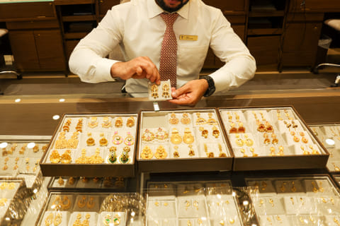 Dubai gold prices pause after record surge as global risks persist