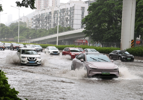 Typhoon Wipha slammed into the coast of Taishan in southern China's Guangdong Province on Sunday evening, triggering emergency measures that included halting production, suspending business operations, and cancelling classes across several affected areas.