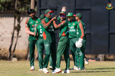 Bangladesh players celebrate a Zimbabwe wicket