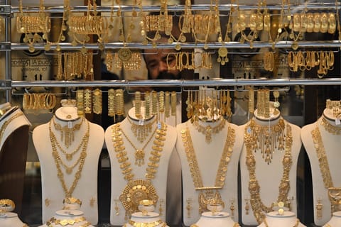 Dubai gold climbs again as global risks keep prices elevated.