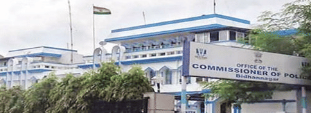 The offending officer was identified as Jonaki Bagchi, the inspector-in-charge of the Rajarhat Police Station, which falls under the Bidhannagar City Police jurisdiction.