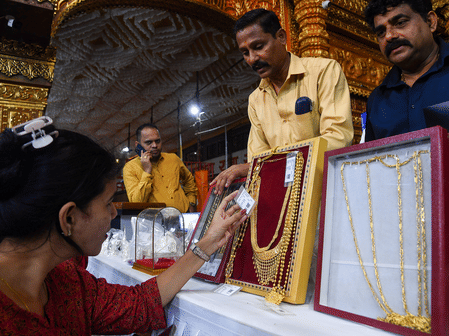 Gold prices sink another Dh11 after Dh30 plunge in post-Diwali crash