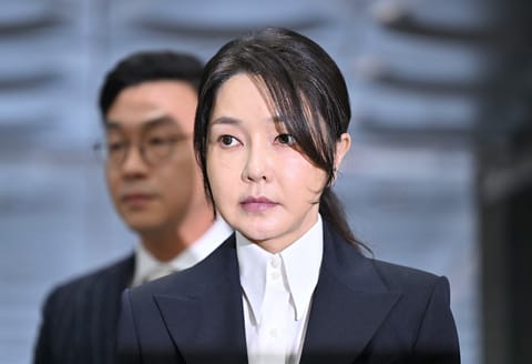 South Korea's former first lady Kim Keon Hee, wife of impeached former president Yoon Suk Yeol, arrives at a court to attend a hearing to review her arrest warrant requested by special prosecutors at the Seoul Central District Court in Seoul on August 12, 2025.