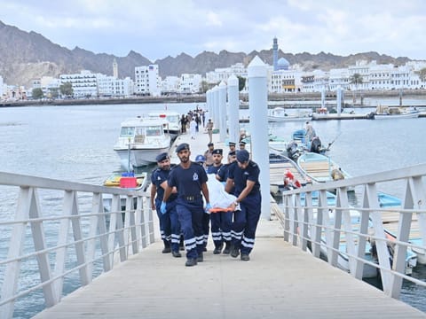 25 French tourists, guide, captain on boat that overturned