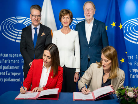 The 27 member states of the European Union formally adopted the regulation on phasing out Russian imports of both pipeline gas and liquefied natural gas (LNG) into the EU on Monday.