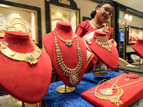Dubai gold rebounds after sharp global slide