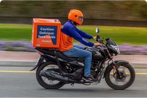 Food delivery motorcycles are now banned from using main roads in Oman, in a move aimed at improving road safety and reducing traffic accidents.