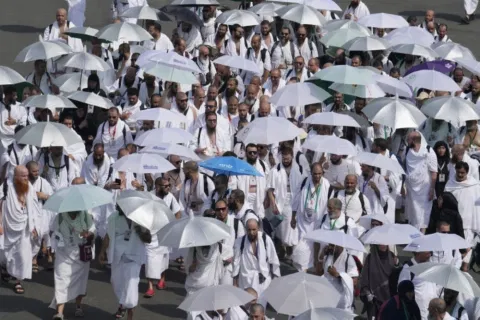 Pilgrims have been urged to use umbrellas and follow preventive health measures to reduce risks linked to extreme heat during Hajj.